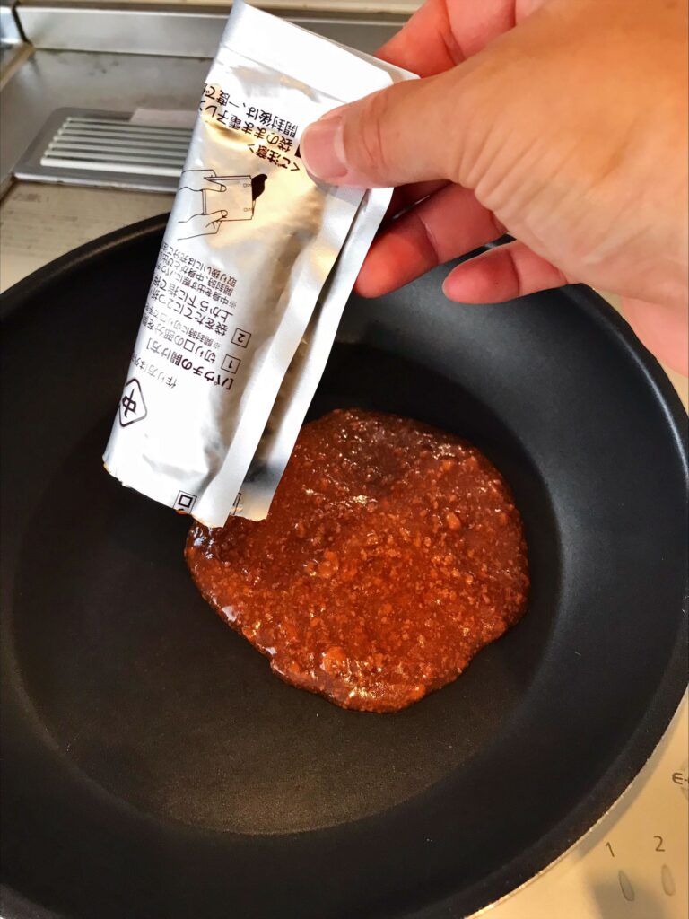 レトルト食品を半分に折り曲げる