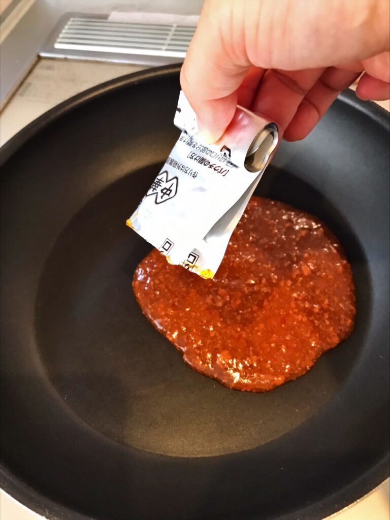 半分に折ったレトルト食品を巻き上げる