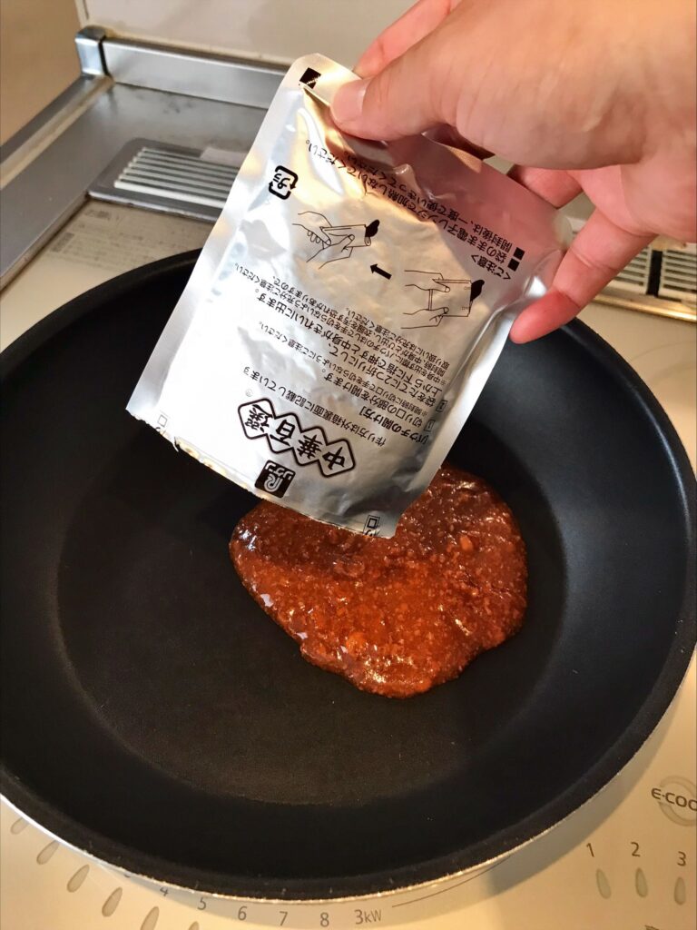 レトルト食品の中身を出す