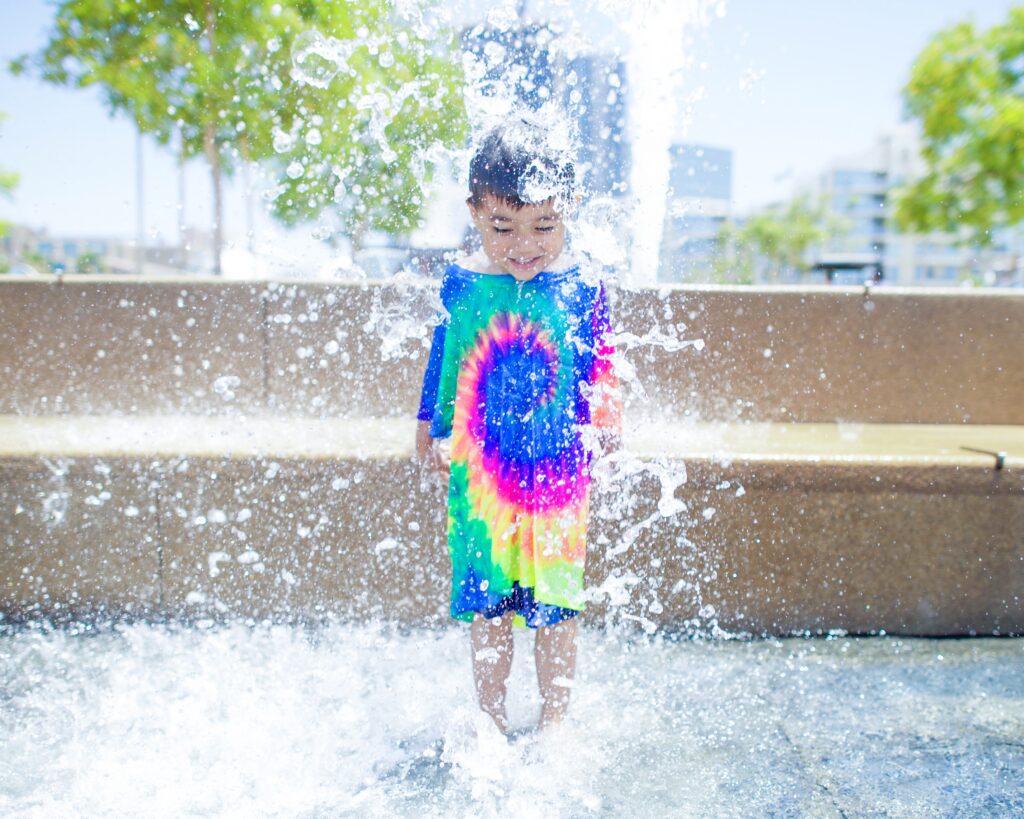 水遊びする子供